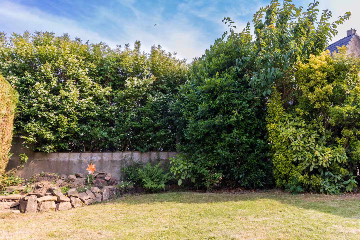 Jardin arboré de la maison de vacances à Le Portel avec terrasse plein sud