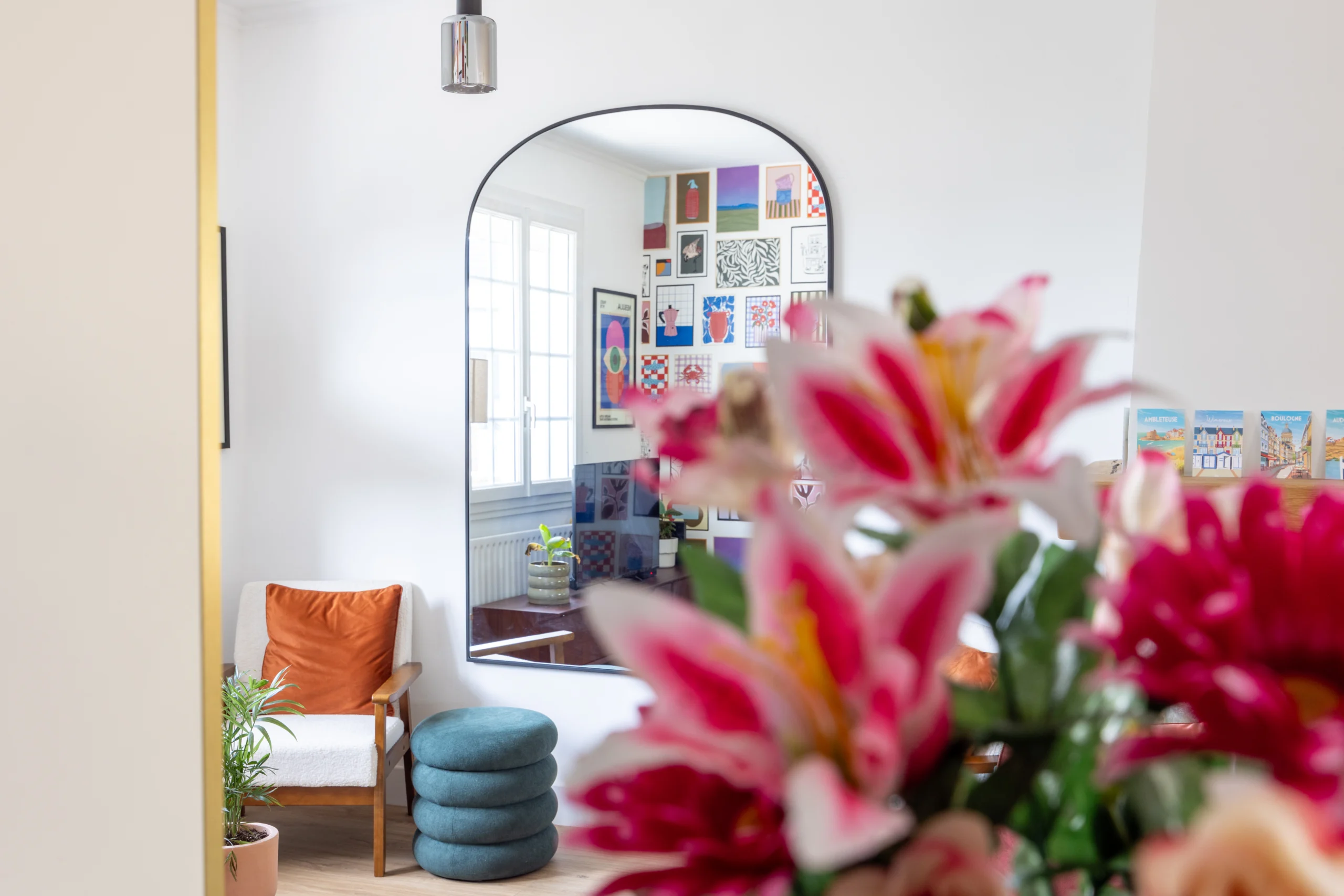 Salon lumineux avec fleurs et décoration vintage dans la location de vacances à Le Portel