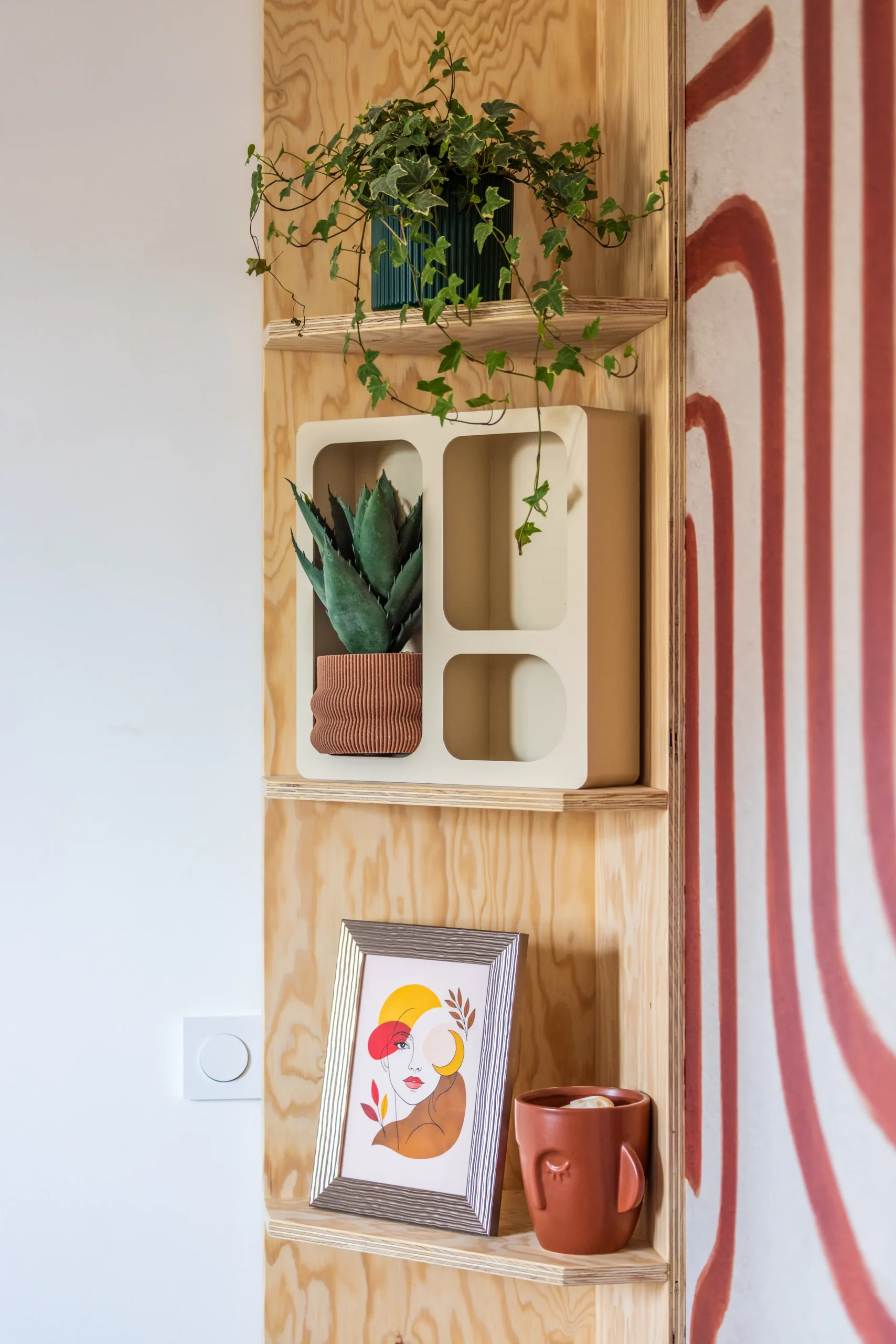 Détail de décoration vintage en bois dans le gîte sur la Côte d'Opale