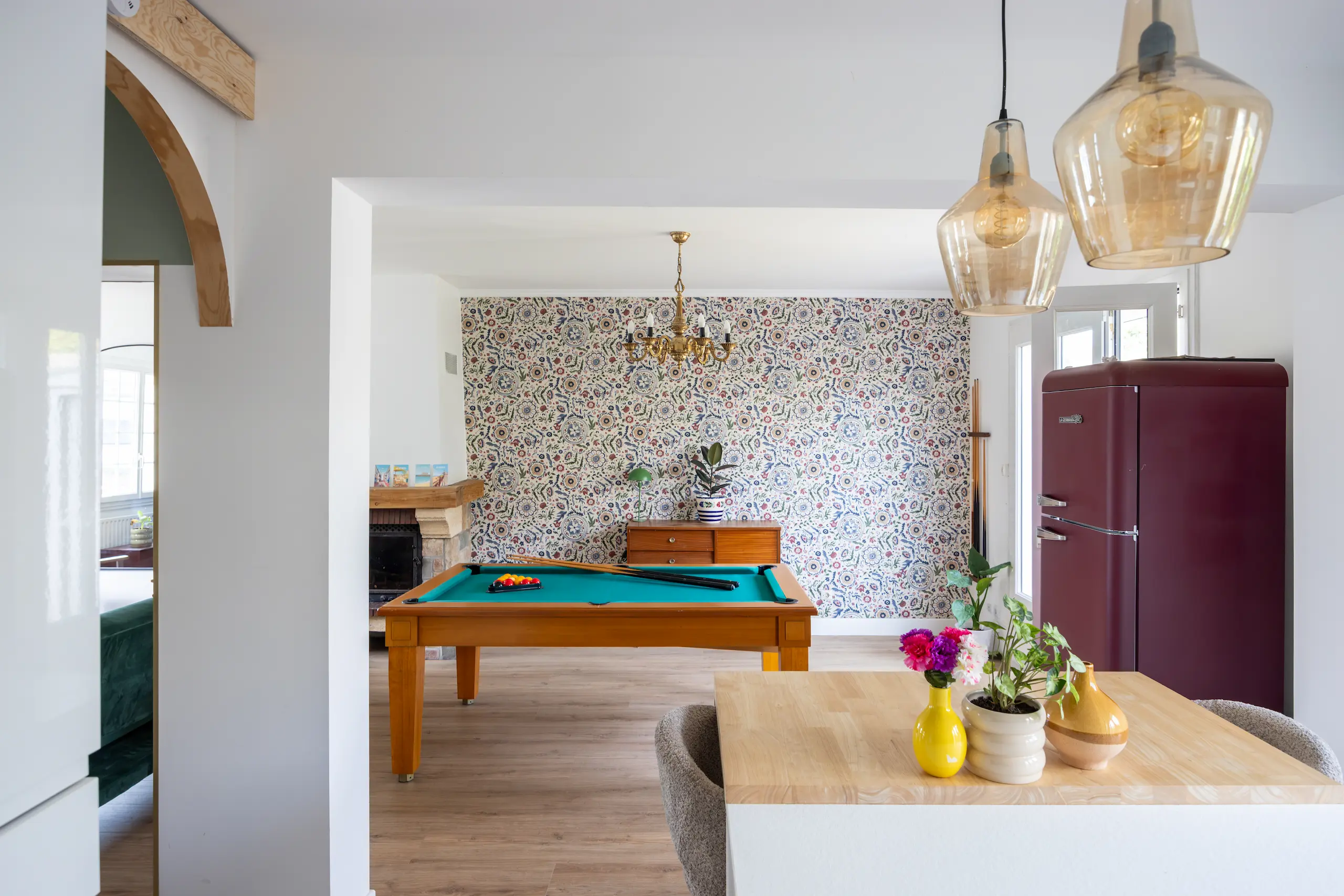 Salle à manger lumineuse avec cuisine ouverte dans le gîte à Le Portel