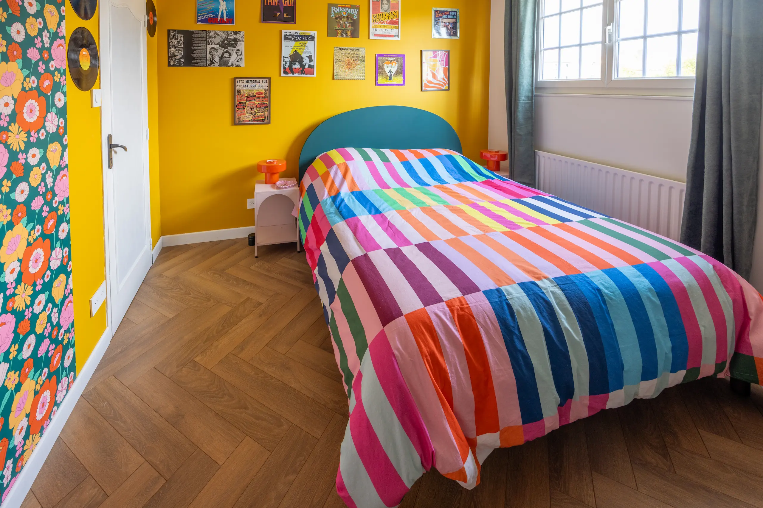 Chambre colorée avec lit Queen Size dans le gîte vintage à Le Portel sur la Côte d'Opale