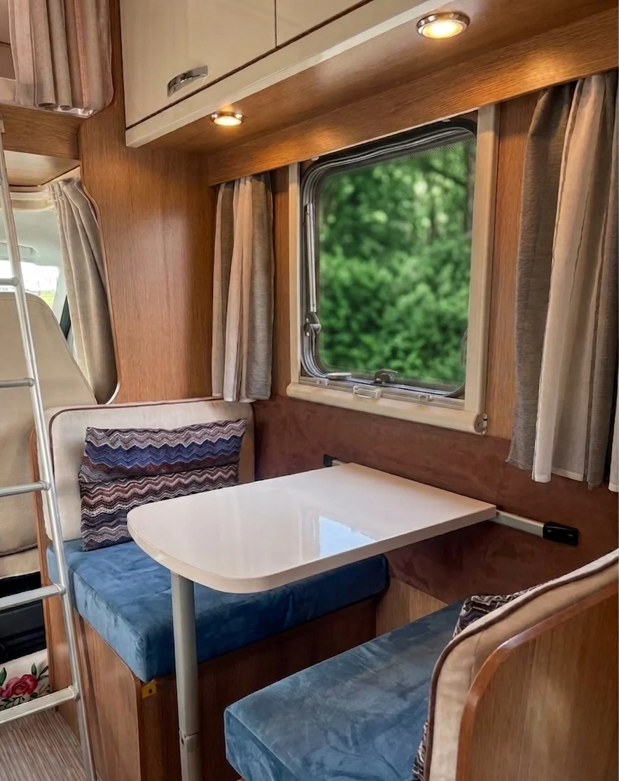 Espace repas lumineux avec banquettes du camping-car en location près de Boulogne-sur-Mer