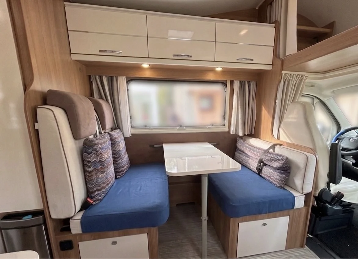 Grand salon convivial transformable en couchages dans le camping-car familial en location