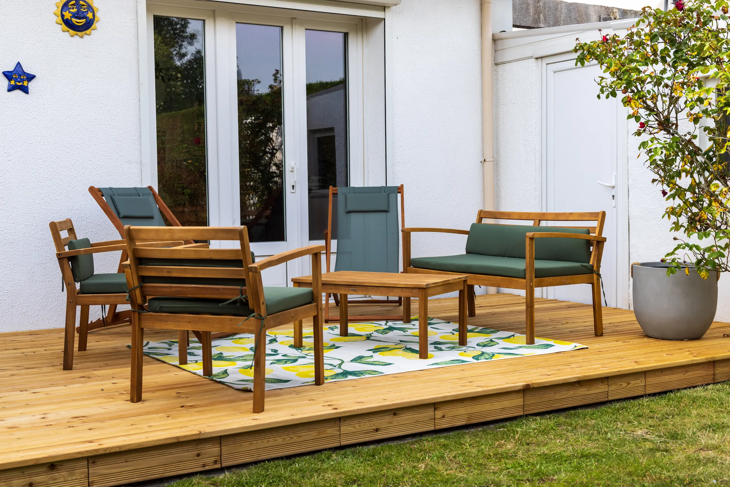 Terrasse en bois avec salon de jardin de la maison de vacances à Le Portel