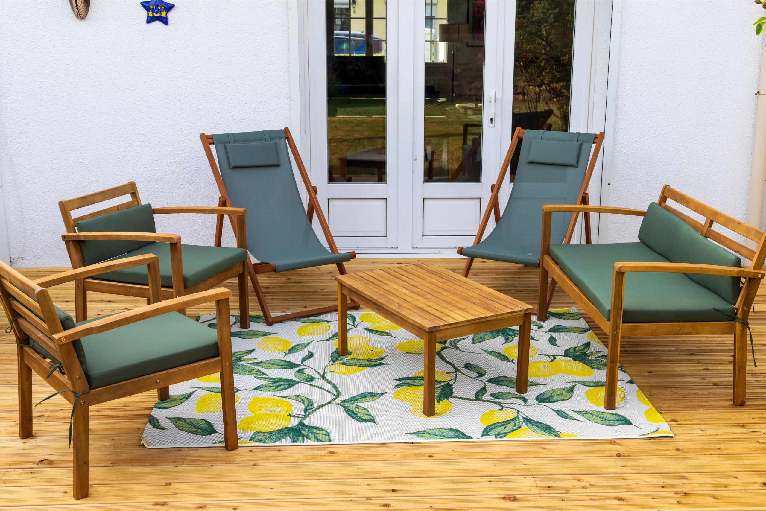 Terrasse exposée plein sud avec salon de jardin sur la Côte d'Opale