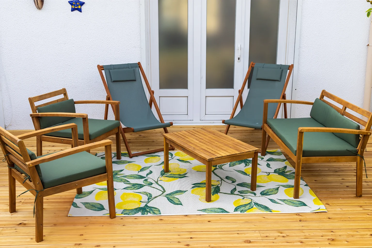 Terrasse exposée plein sud avec salon de jardin sur la Côte d'Opale
